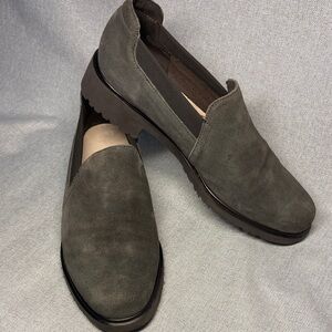 Munro Women's Becca Suede loafers. Size 9,5M